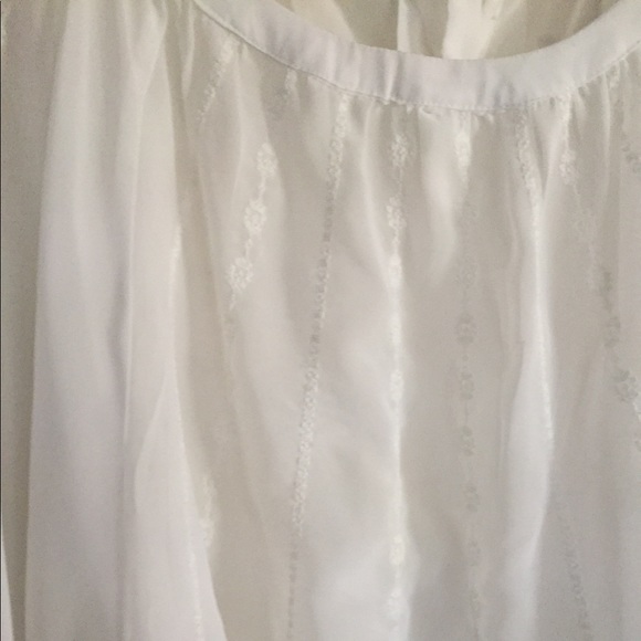 White flowers embroidery flounce blouse - Picture 4 of 10